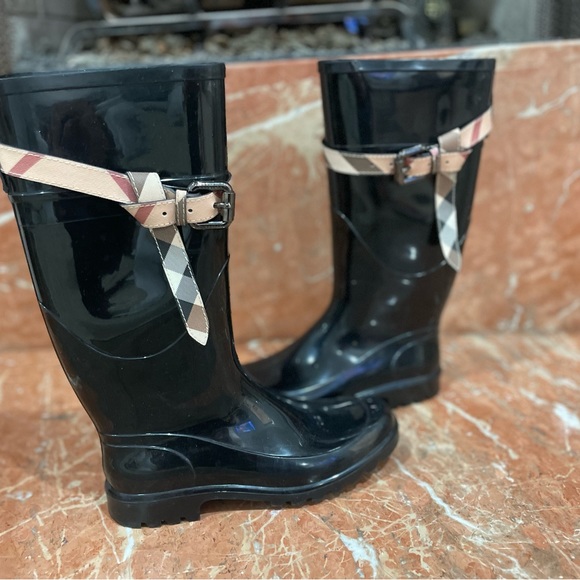 Burberry black rain boots with signature print detailed belt - Picture 5 of 5